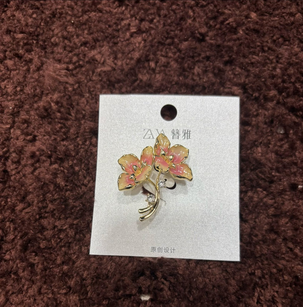 Pastel Gradient Floral Saree Pin